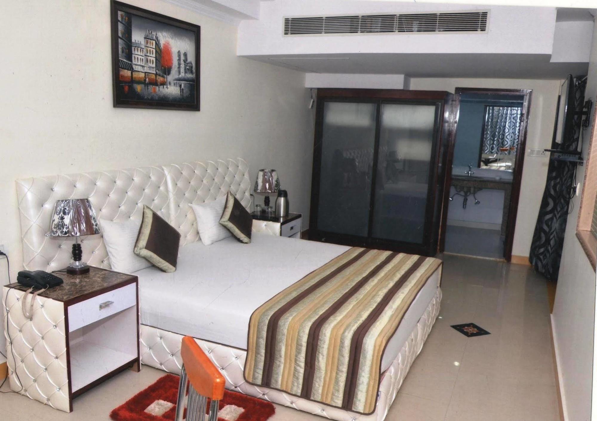 Delite Sarovar Portico Faridabad Exteriör bild